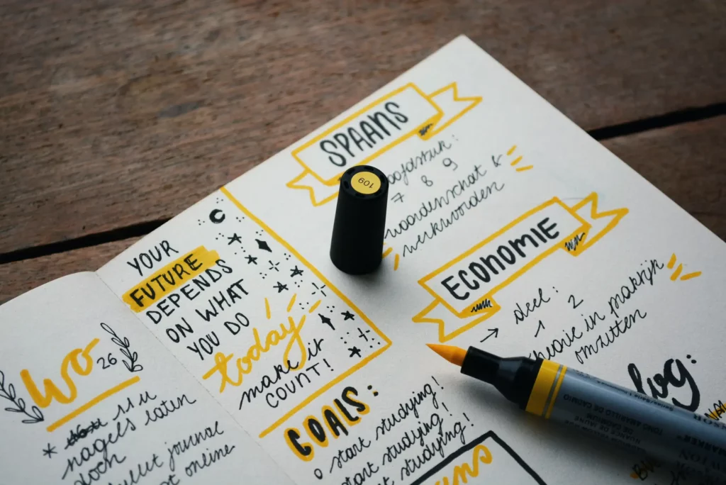 Bullet journal ou est écrit en jaune Le futur dépend de ce que tu fais aujourd'hui