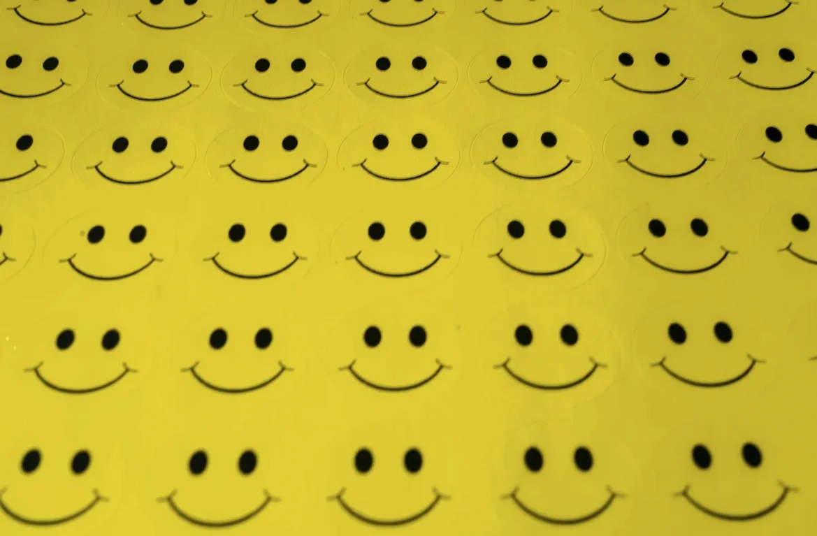 planche representant une foule de smiley heureux sur fond jaune